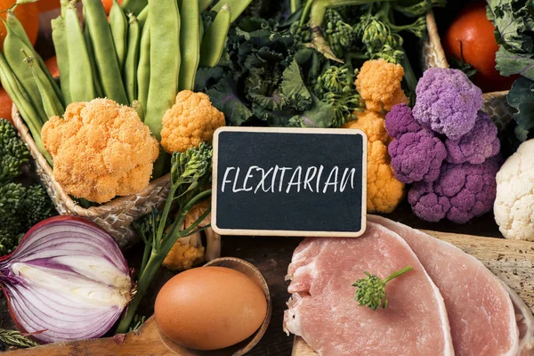 Syrovou zeleninu, vejce a maso a text flexitarian — Stock fotografie