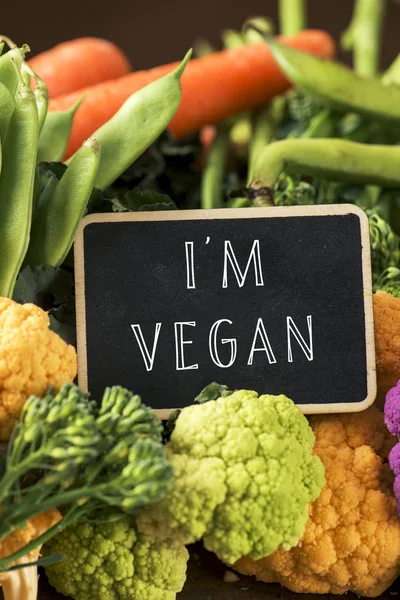 Surowe warzywa i tekst jestem wegańskie — Zdjęcie stockowe