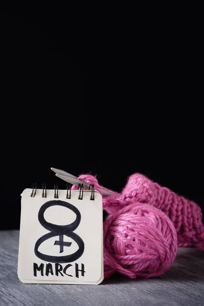 Pussyhat in progress and text 8 march in a note — Stock Photo, Image