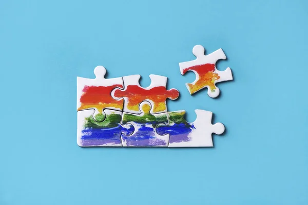 Puzzleteile bilden eine Regenbogenfahne — Stockfoto