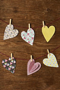 bazı giysileri satırlarında asılı Kalpler