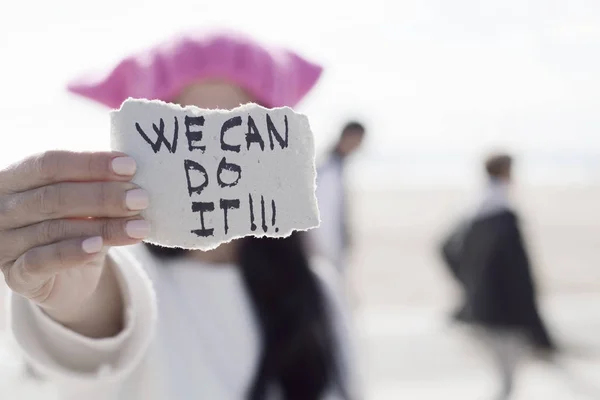 Wanita dengan topi merah muda dan teks kita bisa melakukannya — Stok Foto