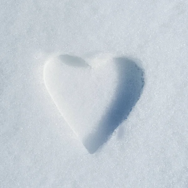Coração na neve — Fotografia de Stock