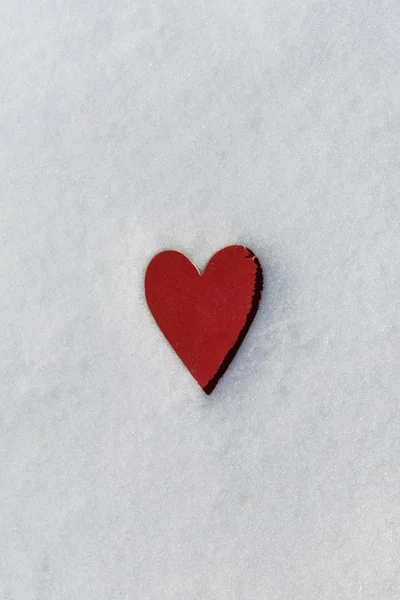 Corazón rojo en la nieve — Foto de Stock