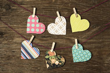 bazı giysileri satırlarında asılı Kalpler