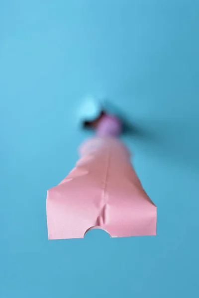 Рожевий вентилятор на синьому фоні — стокове фото