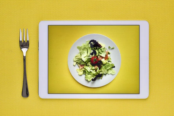 Salada verde em um tablet digital — Fotografia de Stock