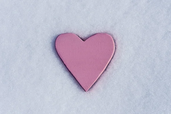 Coração rosa na neve — Fotografia de Stock