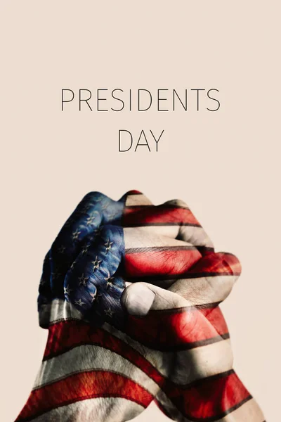 Hands with flag of US and text presidents day — Stock Photo, Image