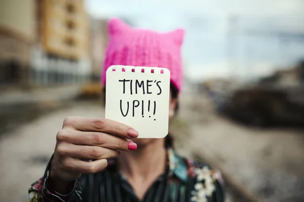 Kvinna med en rosa hatt och texten tiden är upp — Stockfoto