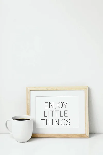 Café e texto desfrutar de pequenas coisas — Fotografia de Stock
