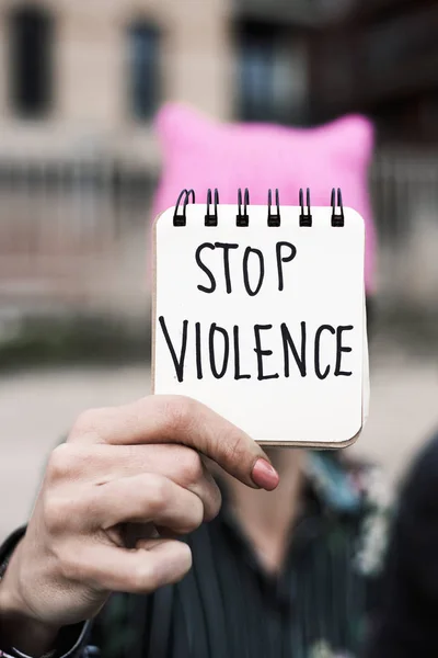 Femme avec un chapeau rose et le texte arrêter la violence — Photo