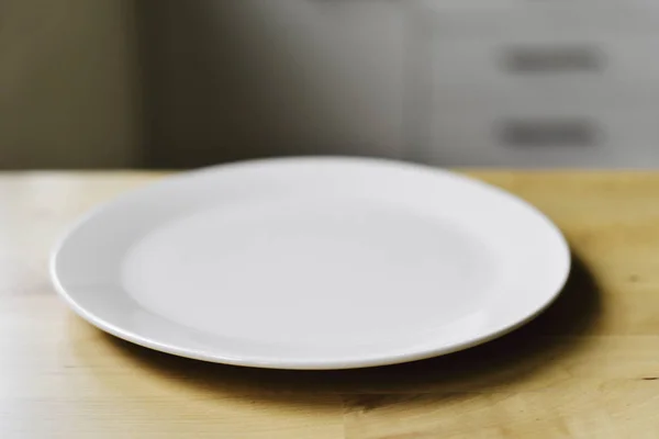 Leerer Teller auf Tisch oder Arbeitsplatte — Stockfoto