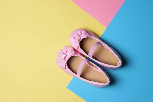 Růžová dívka boty na barevné pozadí — Stock fotografie