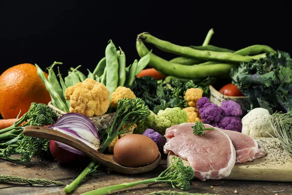 Gyümölcs, nyers zöldségek, a tojás és a hús — Stock Fotó