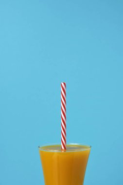 Turuncu içecek ve içme bir cam saman