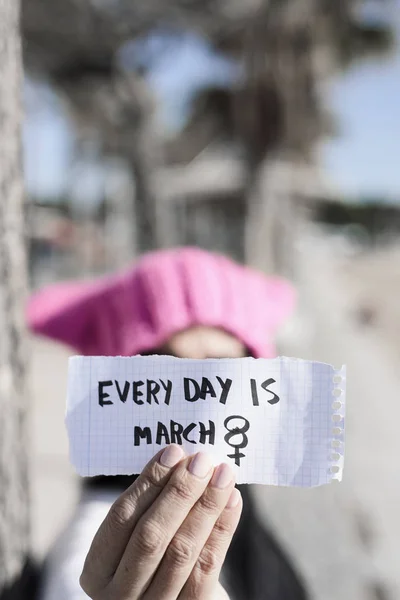 Kvinna och texten är varje dag 8 mars — Stockfoto