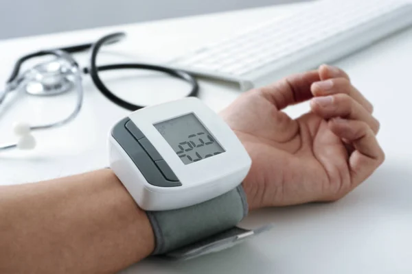 Измерение кровяного давления пациента — стоковое фото