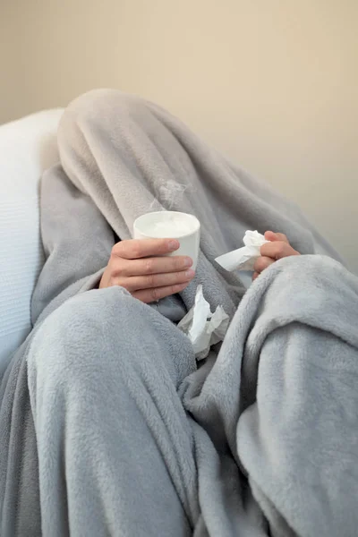 Kranker wärmt sich mit einer Tasse heißer Milch auf — Stockfoto