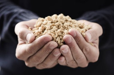 dokulu soya proteini olan adam
