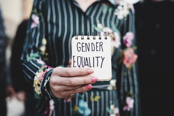 Woman shows notepad with the text gender equality — Stock Photo, Image