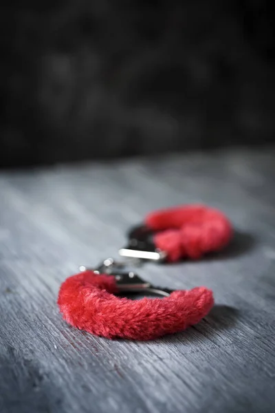 Sexig röd fluffiga handbojor — Stockfoto