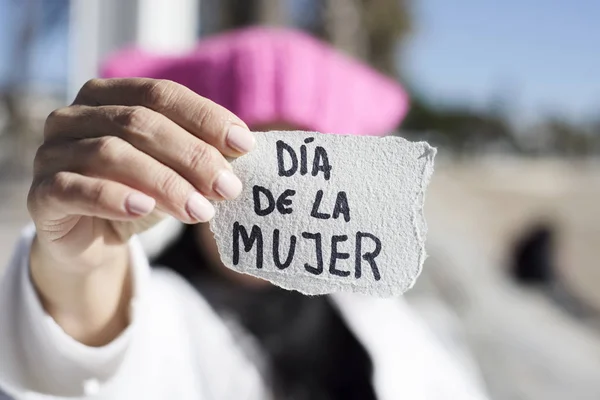 Frau mit rosa Hut und Text Frauentag auf Spanisch — Stockfoto