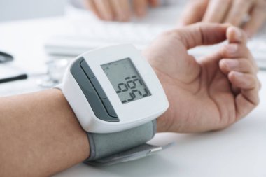 Yüksek Tansiyon ile doktorlar bürodaki adam