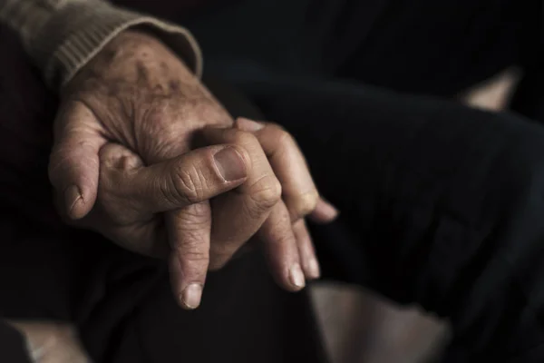 Молодий чоловік тримає руку старої жінки — стокове фото