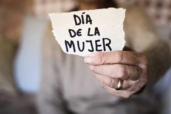 Anciana y texto para mujer día en español —  Fotos de Stock