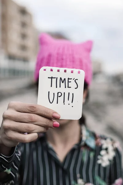 Kvinna med en rosa hatt och texten tiden är upp — Stockfoto