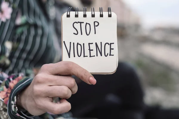 Kadın ve metni bir kağıt şiddeti durdurmak — Stok fotoğraf