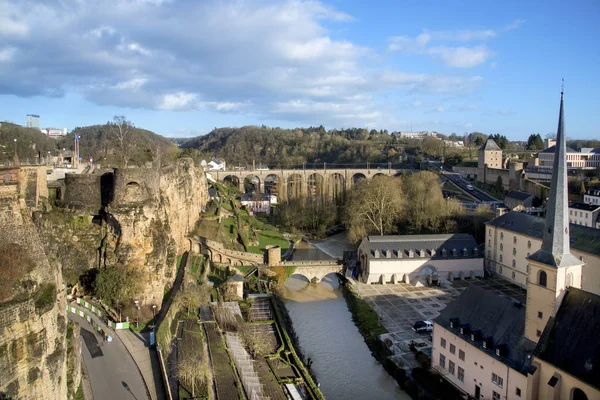 Alzette River e nella città di Lussemburgo, Lussemburgo — Foto Stock