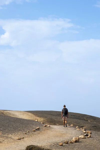 Jovem caminhando ao ar livre em Fuerteventura, Espanha — Fotografia de Stock