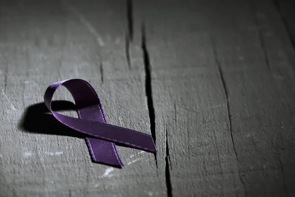 Фиолетовая лента против насилия в отношении женщин — стоковое фото