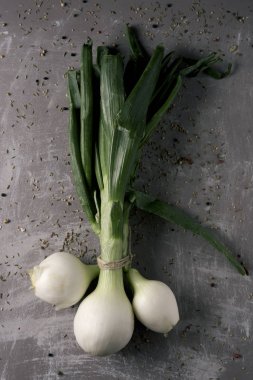 Bir demet taze soğan.