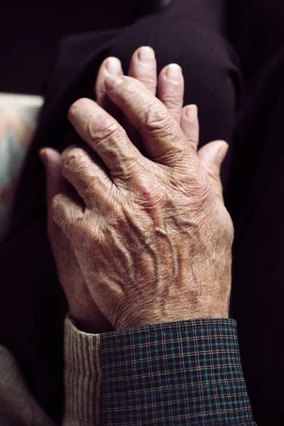 Yaşlı adam ve yaşlı kadın el ele tutuşuyorlar. — Stok fotoğraf