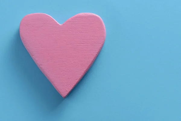 Rózsaszín szív kék háttérrel — Stock Fotó