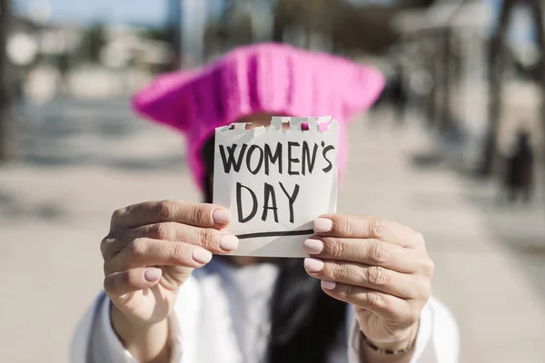 Kvinna med en rosa hatt och text womens dag — Stockfoto