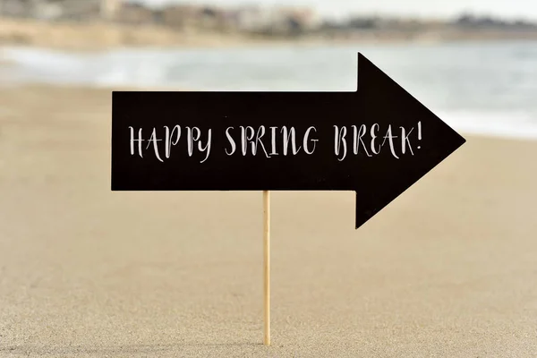Text šťastný jarní prázdniny na pláži — Stock fotografie