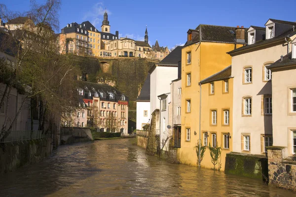Ποταμός Alzette και τέταρτο Grund σε πόλη του Λουξεμβούργου — Φωτογραφία Αρχείου