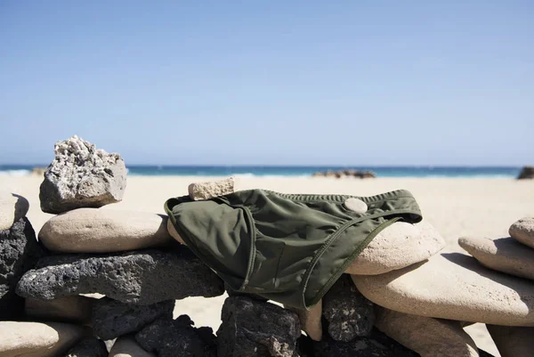 Mens swuimsuit secagem na praia — Fotografia de Stock