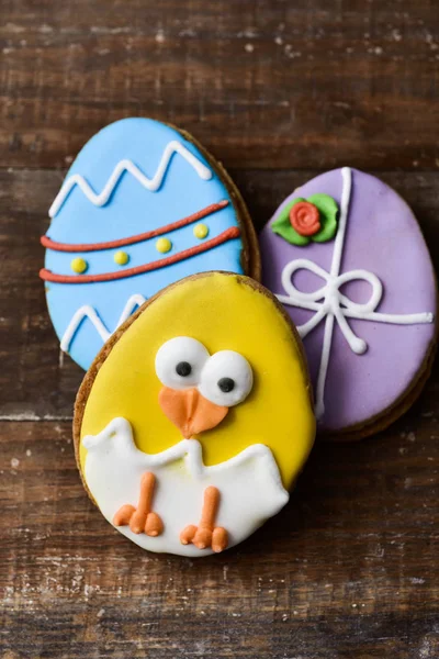 Cookie-k díszítik, mint a húsvéti tojás és a vicces chick — Stock Fotó
