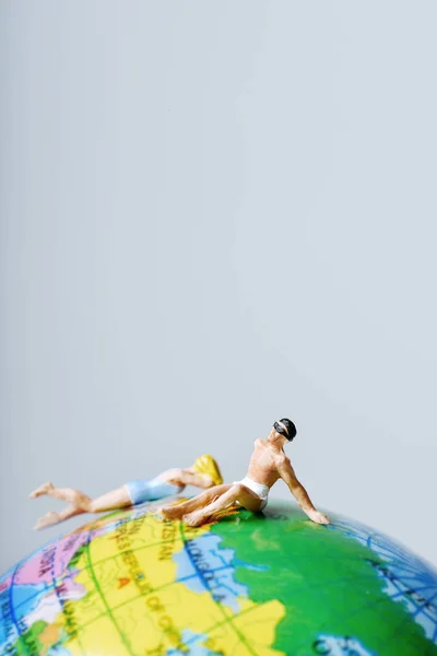 Homem e mulher em miniatura em maiô — Fotografia de Stock