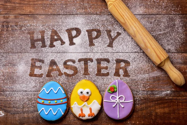 Texto feliz Pascua y galletas como huevos de Pascua — Foto de Stock