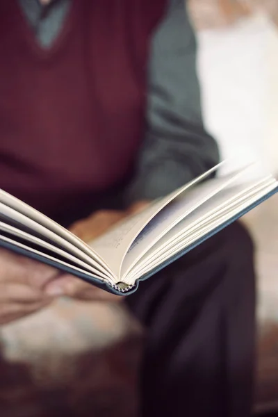 Gamle man läser en bok — Stockfoto