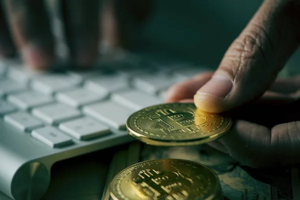 Bitcoins y el hombre usando la computadora — Foto de Stock