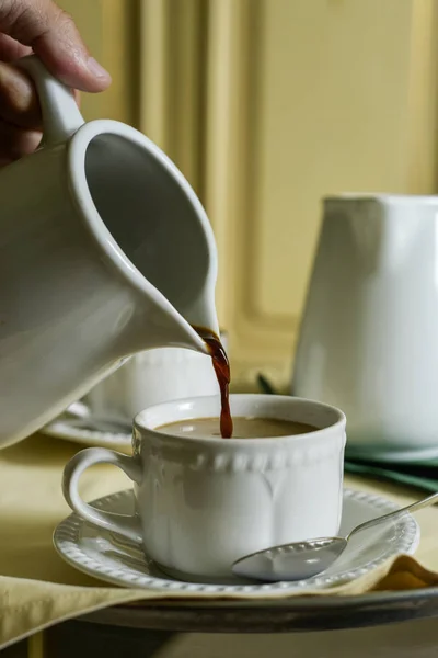 Servir café en una taza de cerámica blanca — Foto de Stock