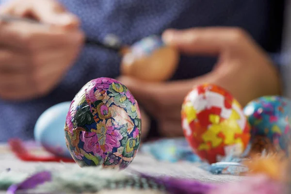 Genç adam Paskalya yumurtaları dekorasyon — Stok fotoğraf