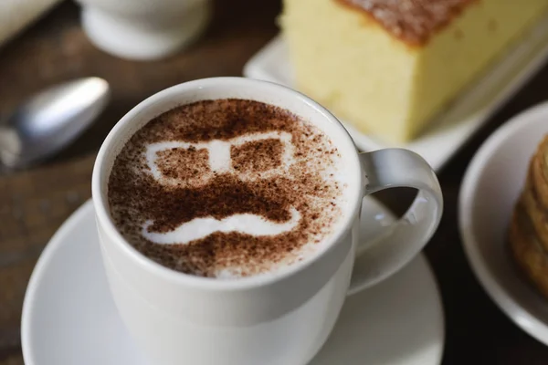 Faccia da uomo in una tazza di cappuccino — Foto Stock